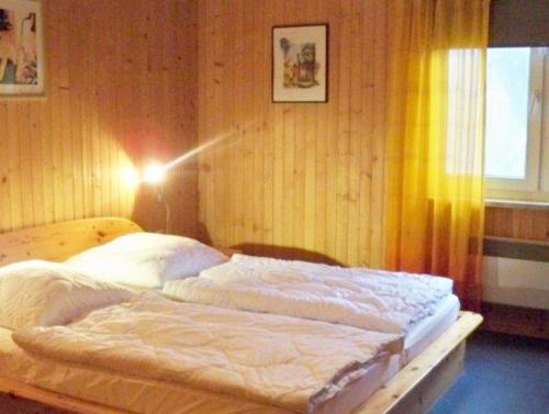 - une chambre avec un lit éclairé dans l'établissement Reiher 6, à Mirow