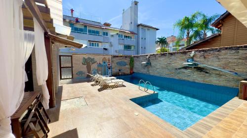 a swimming pool in the middle of a building at Hotel das Palmas in Florianópolis