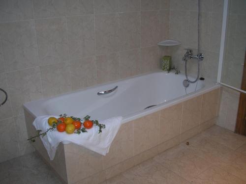 a bath tub with fruit on the side of it at Pension Residencia Ria De Muros in Muros
