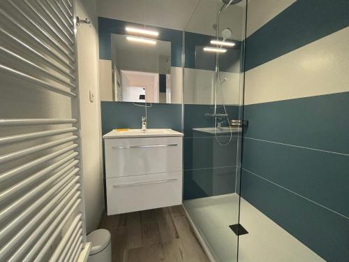 une salle de bain avec un lavabo et une douche dans l'établissement Maison de Vacances 2* avec Piscine Chauffée, Proche Plage et Commerces - FR-1-197-492, à Saint-Hilaire-de-Talmont