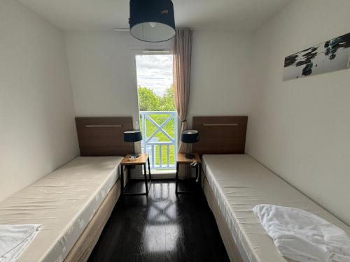 - 2 lits dans une chambre avec fenêtre dans l'établissement Maison Talmont-Saint-Hilaire, 4 pièces, 8 personnes - FR-1-197-488, à Saint-Hilaire-de-Talmont