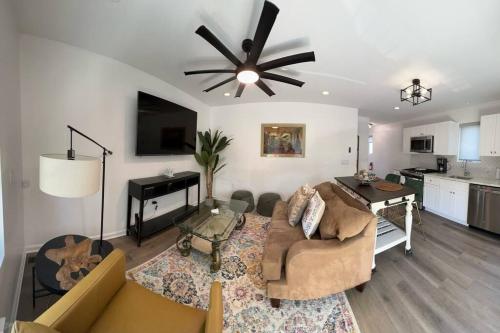 Μια τηλεόραση ή/και κέντρο ψυχαγωγίας στο SpringGood-Living good at the Asbury Park Beach.