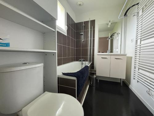 La salle de bains est pourvue de toilettes, d'une baignoire et d'un lavabo. dans l'établissement Maison Talmont-Saint-Hilaire, 4 pièces, 8 personnes - FR-1-197-488, à Saint-Hilaire-de-Talmont
