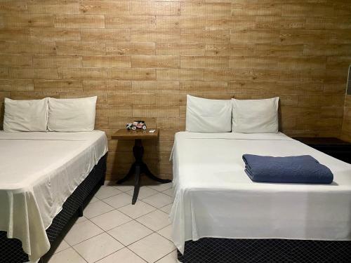 two beds sitting next to each other in a room at Horus Suite Apartamento in San Pedro Sula