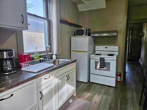a kitchen with a white stove and a refrigerator at France and Flowers Guest House in Stratford