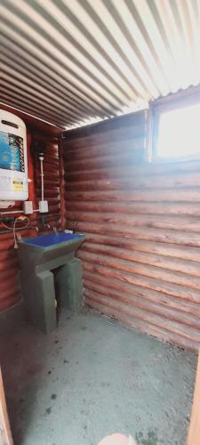 garaje con fregadero y pared de madera en Cabañas PLÉYADES en 