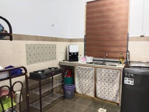 Una cocina o cocineta en HawaHumaira Homestay