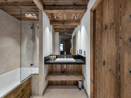 ein Bad mit einem Waschbecken und einer Dusche in der Unterkunft Appartement Val-d'Isère, 4 pièces, 6 personnes - FR-1-567-58 in Val dʼIsère