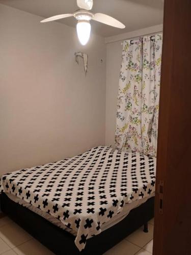 1 dormitorio con 1 cama y ventilador de techo en Apartamento no bairro João Pessoa, en Jaraguá do Sul
