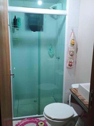 y baño con aseo y ducha acristalada. en Apartamento no bairro João Pessoa, en Jaraguá do Sul