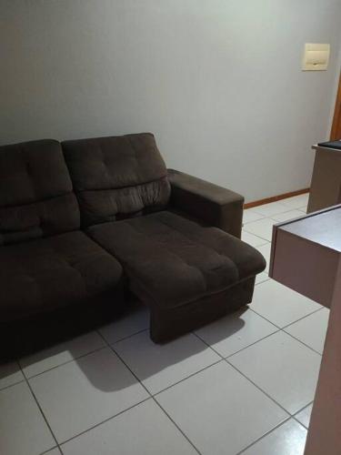 Sofá marrón en la sala de estar en Apartamento no bairro João Pessoa, en Jaraguá do Sul