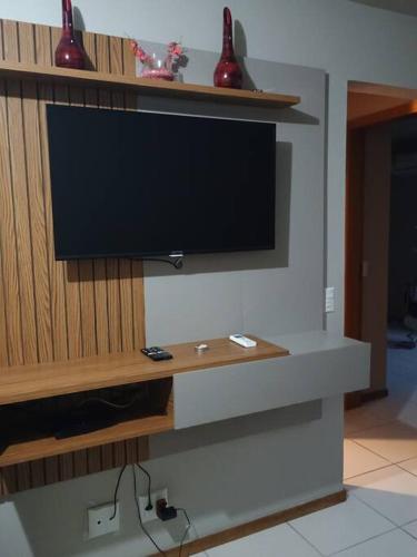 TV de pantalla plana colgada en la pared en Apartamento no bairro João Pessoa, en Jaraguá do Sul