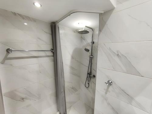 Pretty Petitie Fully Equipped City Center Studio