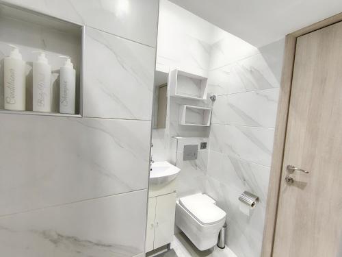 Pretty Petitie Fully Equipped City Center Studio