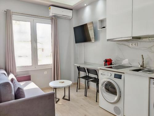 Pretty Petitie Fully Equipped City Center Studio
