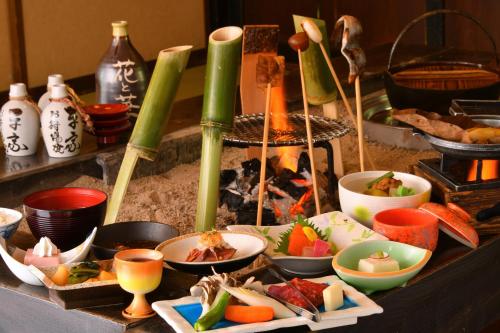un buffet con vari piatti di cibo su un tavolo di Hana to Hana a Nikko