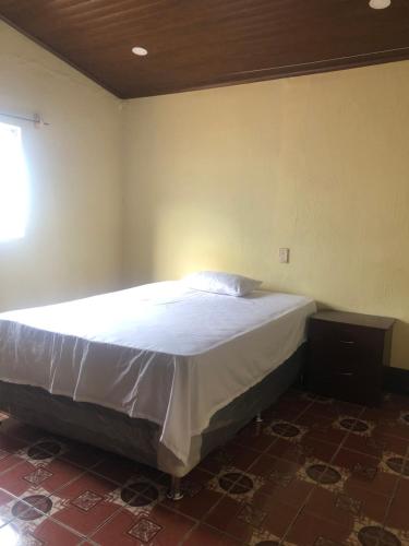 Un dormitorio con una cama grande con luz. en Hostal Sanjuanerita en San Juan La Laguna