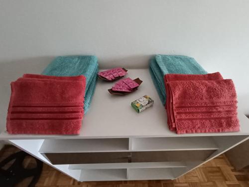 een witte plank met drie handdoeken erop bij Apartamento para cuatro personas totalmente equipado in Montevideo