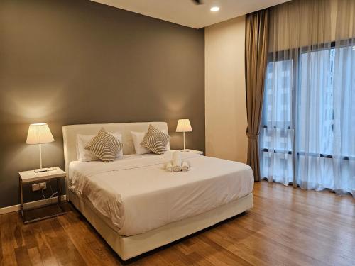 Un dormitorio con una cama con dos ositos de peluche. en Cosy Apartment at KL City Centre en Kuala Lumpur