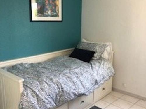 une chambre avec un lit avec un oreiller dessus dans l'établissement 3 pièces avec grande terrasse à 50m de la plage et commerces, parking privé - FR-1-328-225, à La Grande Motte