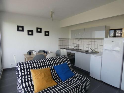 Charmant T2 avec Piscine, Proche Plage et Commerces, Garage Privé, Quartier Couchant