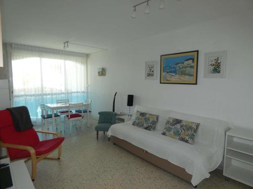 un salon avec un lit et une salle à manger dans l'établissement Appartement 2 Pièces Moderne, Centre-Ville, Proche Plage et Commerces - FR-1-328-240, à La Grande Motte