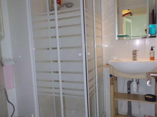 une salle de bain avec douche et lavabo dans l'établissement Appartement 2 Pièces Moderne, Centre-Ville, Proche Plage et Commerces - FR-1-328-240, à La Grande Motte
