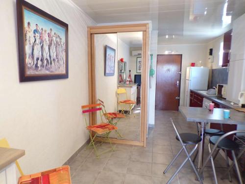 une cuisine et une salle à manger avec une table et des chaises dans l'établissement Studio Calme et Moderne avec Parking Privé, à 500m de la Plage - La Grande-Motte - FR-1-328-241, à La Grande Motte