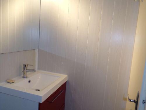 une salle de bain avec un lavabo et un miroir dans l'établissement Studio Calme et Moderne avec Parking Privé, à 500m de la Plage - La Grande-Motte - FR-1-328-241, à La Grande Motte