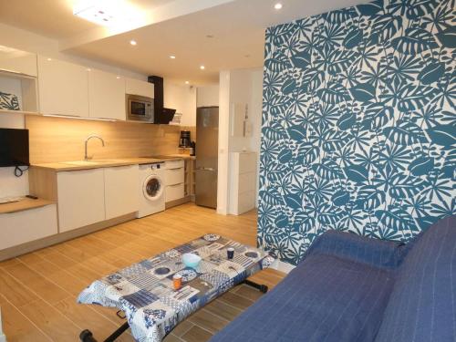 un salon avec une table et une cuisine dans l'établissement Studio Cabine Neuf, Résidence Calme, Proche Plage, Parking Privé, Clim, Wifi, Idéal Famille - FR-1-328-243, à La Grande Motte