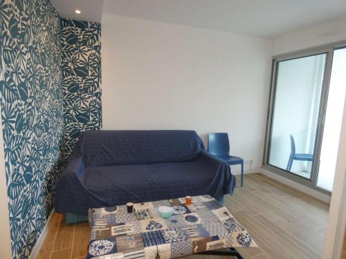 une petite pièce avec un lit et une table dans l'établissement Studio Cabine Neuf, Résidence Calme, Proche Plage, Parking Privé, Clim, Wifi, Idéal Famille - FR-1-328-243, à La Grande Motte