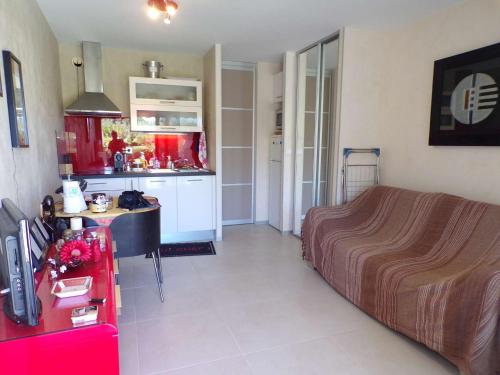 ein kleines Schlafzimmer mit einem Bett und einer Küche in der Unterkunft Studio La Grande-Motte, 1 pièce, 2 personnes - FR-1-328-244 in La Grande-Motte