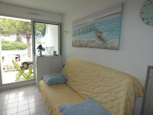 ein Schlafzimmer mit einem Bett und einem großen Fenster in der Unterkunft Studio La Grande-Motte, 1 pièce, 4 personnes - FR-1-328-255 in La Grande-Motte