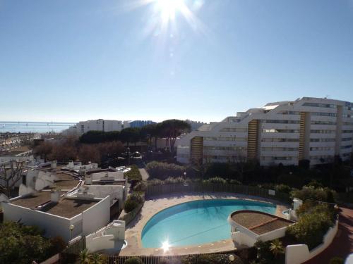 - une vue sur la piscine en face des bâtiments dans l'établissement 3 pièces avec piscine, proche plage, wifi, parking - idéal familles - FR-1-328-257, à La Grande Motte