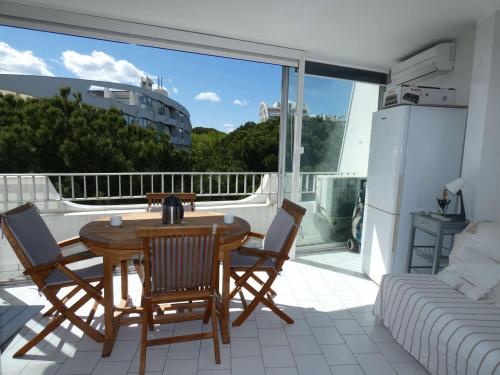 Studio cabine avec piscine, climatisation, garage, à 300m plage
