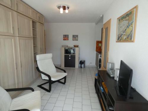 Studio cabine avec piscine, climatisation, garage, à 300m plage