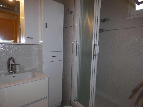 une salle de bain avec douche et lavabo dans l'établissement Studio cabine avec piscine, climatisation, garage, à 300m plage - FR-1-328-259, à La Grande Motte