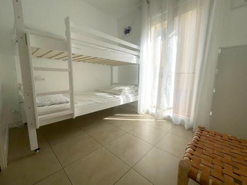 Cette chambre comprend 2 lits superposés et une fenêtre. dans l'établissement Appartement Banyuls-sur-Mer, 3 pièces, 4 personnes - FR-1-309-445, à Banyuls-sur-Mer