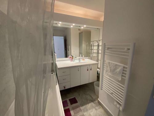 ein Badezimmer mit einem weißen Waschbecken und einem Spiegel in der Unterkunft Villa La Grande-Motte, 3 pièces, 6 personnes - FR-1-328-222 in La Grande-Motte