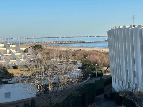 Superbe 3 pièces avec terrasse près de la plage et commerces, parking inclus - FR-1-328-233