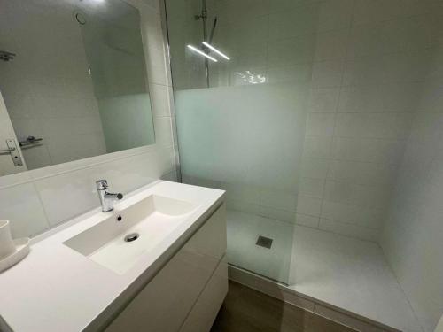une salle de bain blanche avec un lavabo et une douche dans l'établissement Superbe 3 pièces avec terrasse près de la plage et commerces, parking inclus - FR-1-328-233, à La Grande Motte