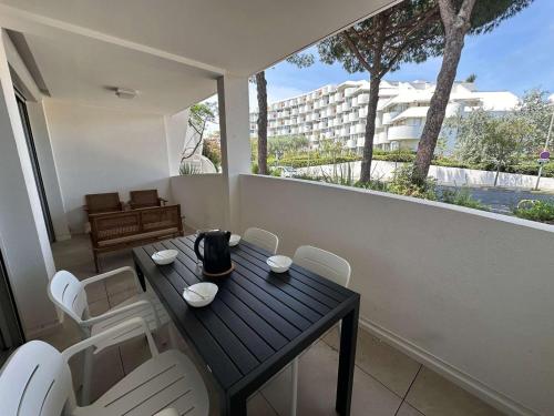 - un petit balcon avec une table et des chaises dans l'établissement Appartement Climatisé, Proche Plage et Commerces, 4 Pers., Parking Privé, Quartier du Couchant - FR-1-328-235, à La Grande Motte