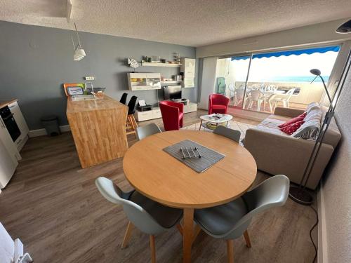 Photo de la galerie de l'établissement Bel appartement 3 pièces en front de mer avec WIFI, parking, 2 chambres, quartier Couchant - FR-1-328-242, à La Grande Motte