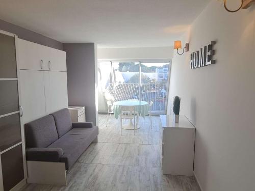 un salon avec un canapé et une table dans l'établissement Charmant T2 Alcôve Est à 600m Plage, Parking, WIFI, Quartier Calme - FR-1-328-258, à La Grande Motte