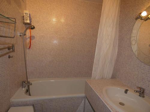 une salle de bain avec une baignoire et un lavabo dans l'établissement Appartement 2 pièces avec piscine, parking privé, proche commerces et plage, exposé sud - FR-1-328-264, à La Grande Motte