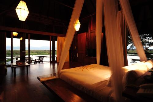 Postel nebo postele na pokoji v ubytování Villa Inle Boutique Resort