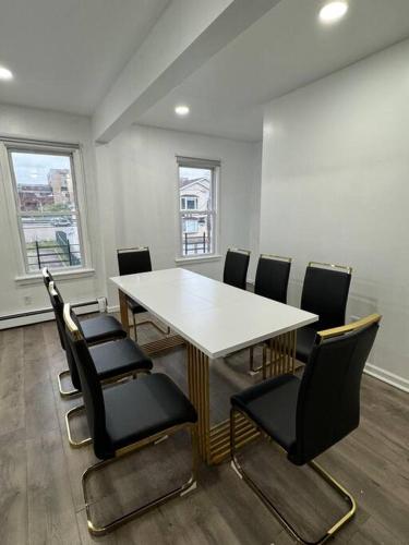 Χώρος καθιστικού στο Comfy Family Home -Adjacent To NYC: 15 Guests