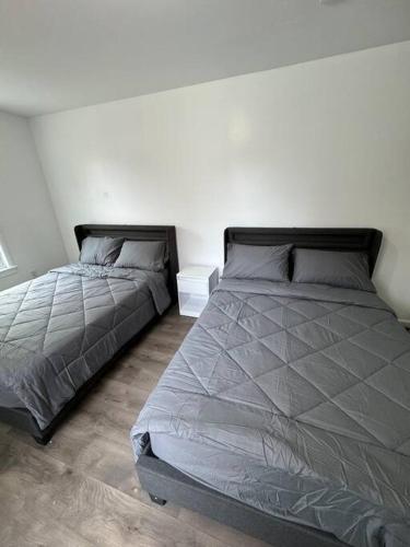 Ένα ή περισσότερα κρεβάτια σε δωμάτιο στο Comfy Family Home -Adjacent To NYC: 15 Guests