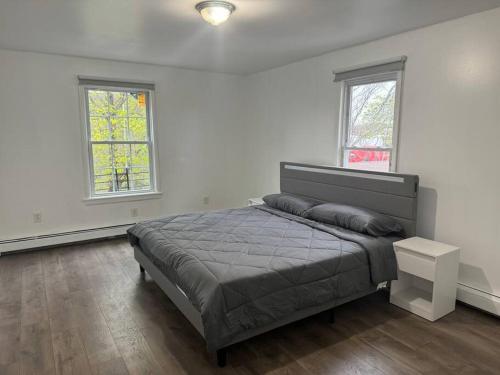 Ένα ή περισσότερα κρεβάτια σε δωμάτιο στο Comfy Family Home -Adjacent To NYC: 15 Guests