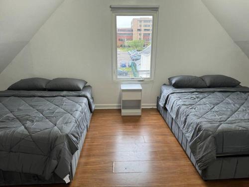Ένα ή περισσότερα κρεβάτια σε δωμάτιο στο Comfy Family Home -Adjacent To NYC: 15 Guests